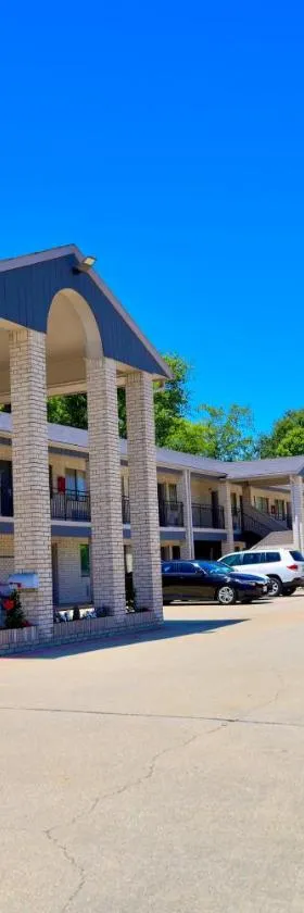 Regency Inn & Suites，位于Gladewater的酒店