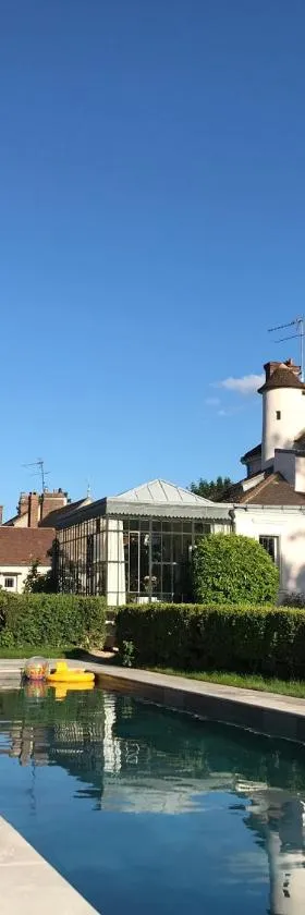 克洛斯圣尼古拉斯酒店，位于Neauphle-le-Château的酒店