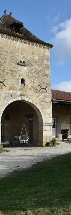 Au Clair de Vianne -Vue panoramique-Bulle de fraicheur piscine 10m2 hors sol -chambres indépendantes- Chambre Romance avec jardin et jacuzzi privatifs-calme，位于Vianne的酒店