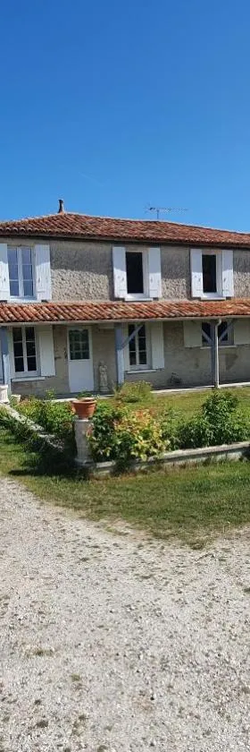 Grande maison avec jardin, animaux,au calme，位于Yviers的酒店