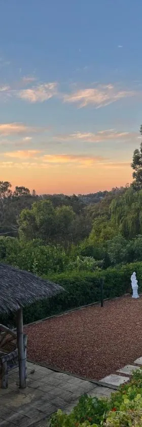 Bright & Beautiful Home On The Hills!，位于Kelmscott的酒店