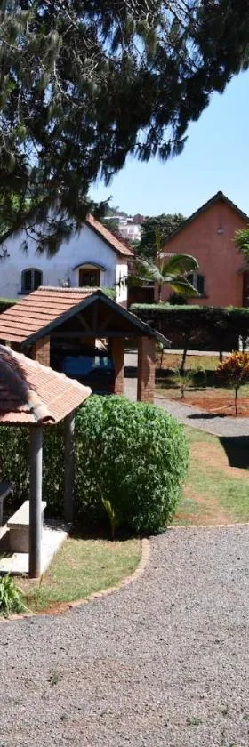 SNI-Village Ambohidratrimo au bord du Lac Andranotapahana，位于安布希德拉特里穆的酒店
