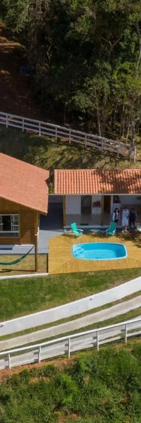 Recanto Águas Nascentes - Casa na serra com piscina e cachoeira no quintal!!，位于Pedra Menina的酒店