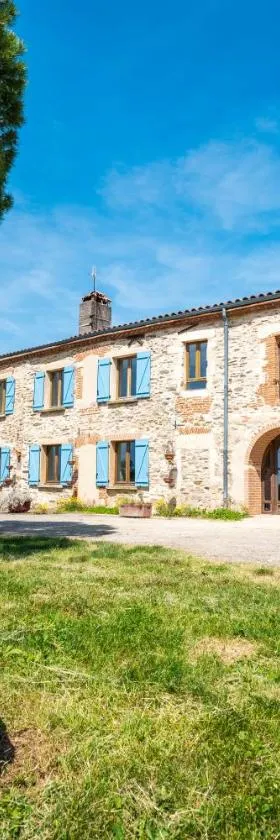 Chambres et table d'hôtes - Les Jardins de la Longagne，位于Saussenac的酒店