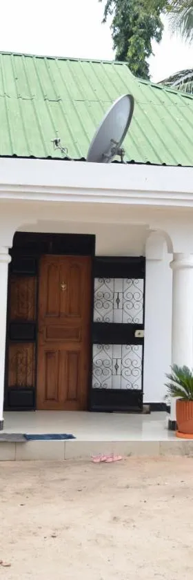 Dar es Salaam-Sleeps8-Parking-Garden-Pet Friendly，位于达累斯萨拉姆的酒店