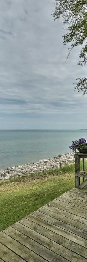 Lakefront Cottage Near Wineries and State Parks!，位于米尔斯的酒店