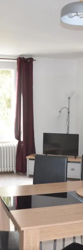 AU BORD DE L'EAU appartement 50 M2，位于武埃兹河畔尚邦的酒店
