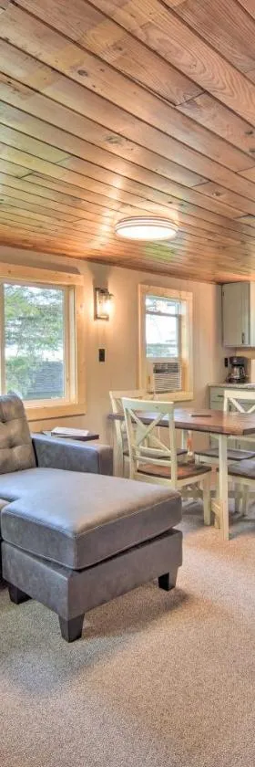 Cozy Cabin with Deck and Private Dock on Nelson Lake!，位于海沃德的酒店