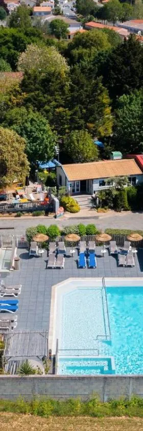 Camping Paradis 4 étoiles Au Port de L'Houmeau - La Rochelle，位于LʼHoumeau的酒店