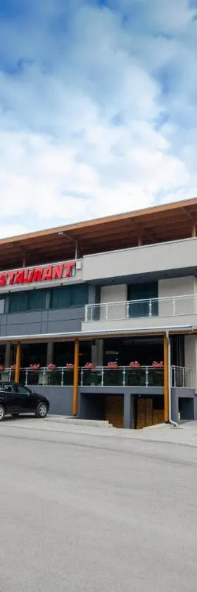 Hotel Kavalir，位于Žepče的酒店