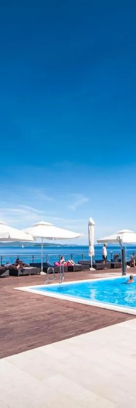 马克西姆酒店，位于博扎瓦的酒店