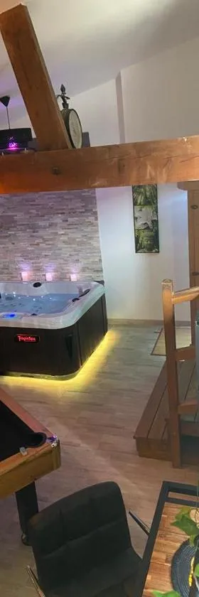 Le Cosily jacuzzi et sauna privatif，位于Cuvilly的酒店