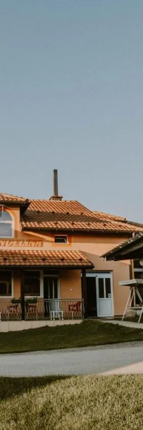 维拉安吉丽娜旅馆，位于Kušići的酒店