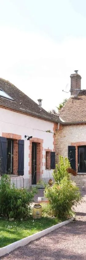 L'Orme Blanchet Spa & Piscine, petit-déjeuner inclus，位于Chambon-la-Forêt的酒店