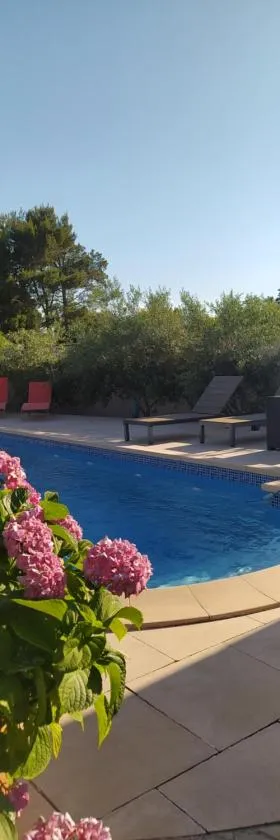 Gite chaleureux pour deux avec jacuzzi ou piscine selon dates，位于格拉沃松的酒店