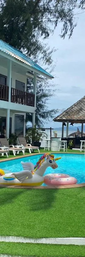 Tiki Beach Koh Phangan Beach Restaurant Bar and Coworking，位于班泰的酒店
