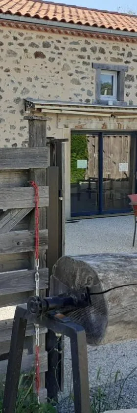 LES GALAINES，位于Abzac的酒店
