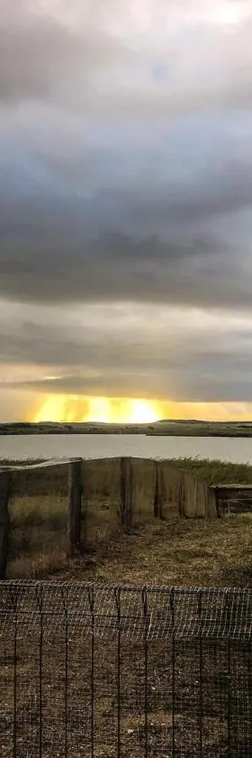 Coorong Island Retreat - Farm Stay at Pet Friendly Property，位于Meningie的酒店