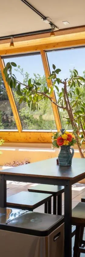 Santa Fe Ridgetop Retreat With 2 Hot Tubs and Views，位于圣达菲的酒店