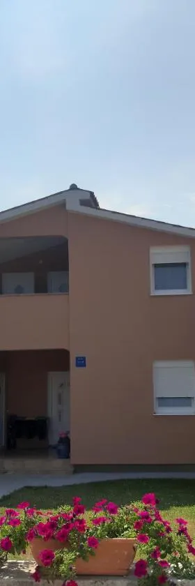 Apartments Dora，位于波雷奇的酒店