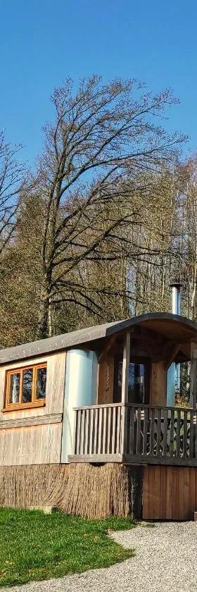 La RouLodge du Veilleur - Hôtel Insolite，位于Ermeton-sur-Biert的酒店