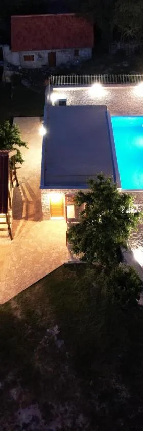 Patakun holiday home for 5, with heated pool，位于Lećevica的酒店