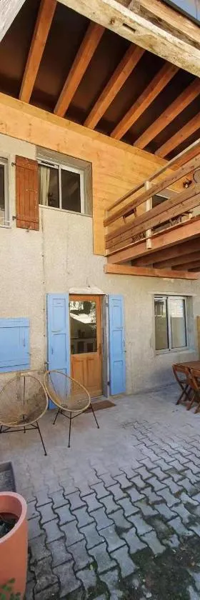 LA MAISON DU LAC，位于杜萨尔的酒店