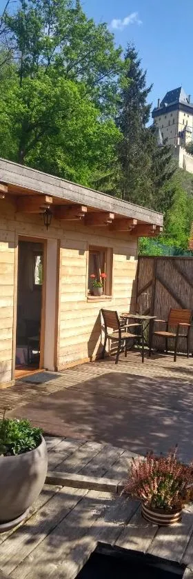 Stodola-soukromý apartmán pro dva s venkovní vířivkou，位于卡尔施泰因的酒店
