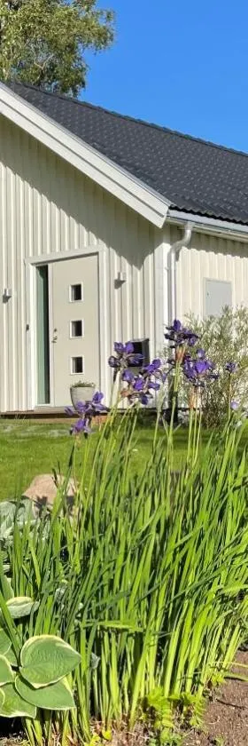 Floda, Minihus på 62m2 för plats för 4 vuxna och 2 barn，位于Floda的酒店