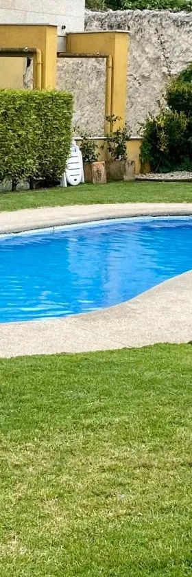 Chalet Portosin con piscina al lado de la playa，位于Goyanes的酒店