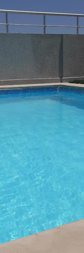 bel appart terasse vue panoramique avec piscine，位于艾尔亚奈的酒店