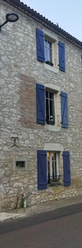 Un nid pour la nuit, Chambres d’hôtes，位于Saint-Géry的酒店