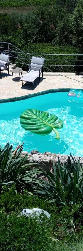 Relax tiny villas 40 meters of the beach，位于科尔丘拉的酒店