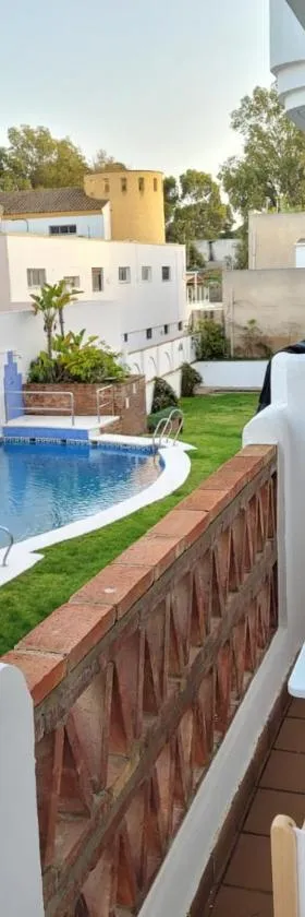 Apartamento en Rota con piscina y parking junto al mar，位于罗塔的酒店