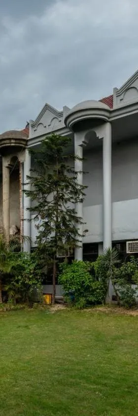 De Manora Homes - Unpretentious hotel with a garden , posh area Ranjit Avenue，位于阿姆利则的酒店