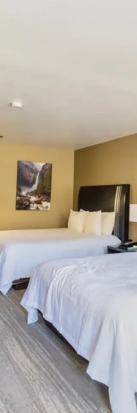 The Oakhurst Inn at Yosemite，位于奥克赫斯特的酒店