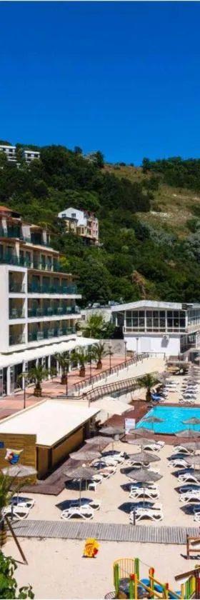Royal Grand Hotel and Spa - All Inclusive and Free beach accsess，位于卡瓦尔纳的酒店