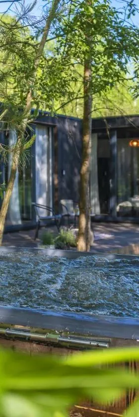 Modern and specious riverside cabin with hot tub，位于Čiobiškis的酒店