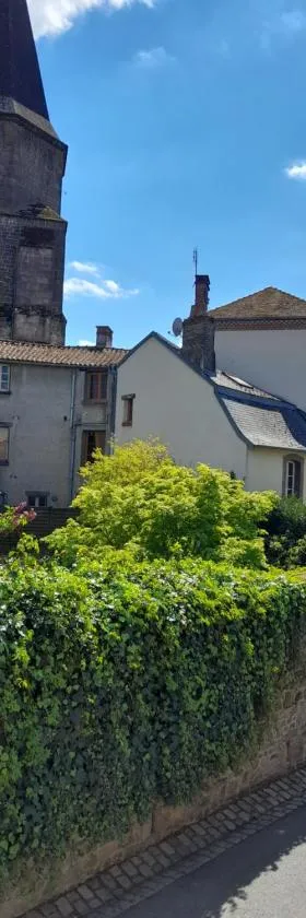 Grand Gîte privé avec wi-fi，位于Magnac-Laval的酒店