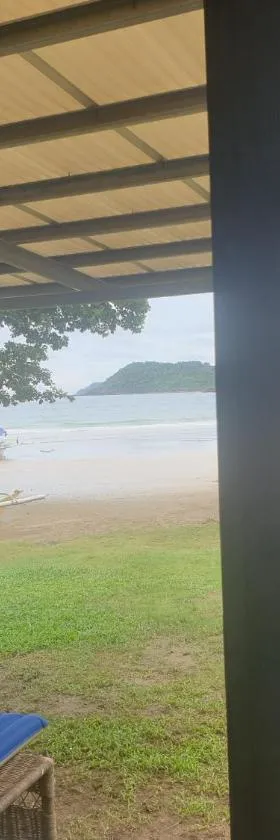 Tupi's Beachfront Home 2BR，位于Bacungan的酒店