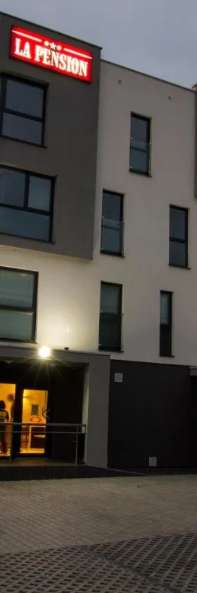 有家公寓式酒店，位于特尔纳瓦的酒店