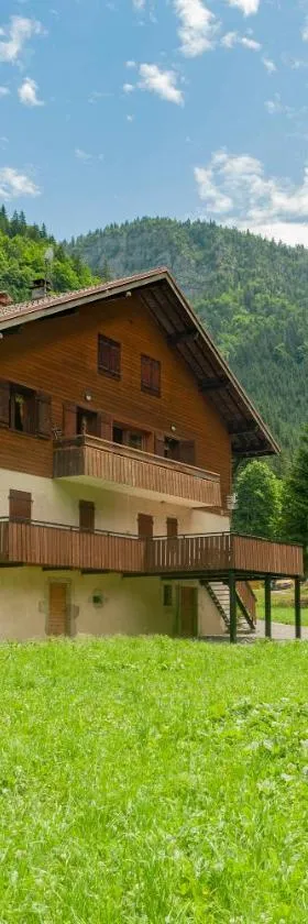 Grand appartement proche Gd Bornand，位于Glières-Val-de-Borne的酒店
