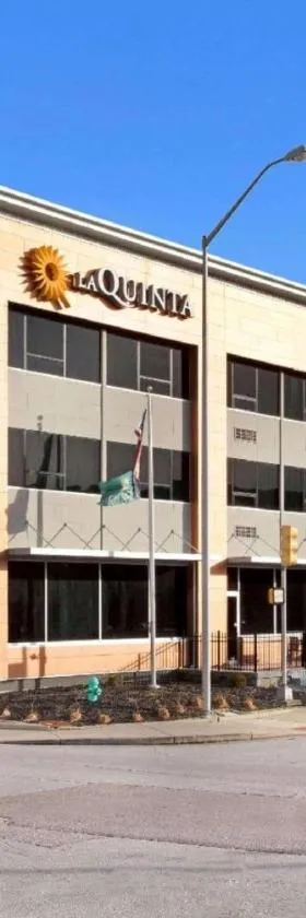 La Quinta Inn & Suites by Wyndham Indianapolis Downtown，位于印第安纳波利斯的酒店