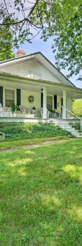 Historic Sparta Home Near Waterfalls and Hikes!，位于Sparta的酒店