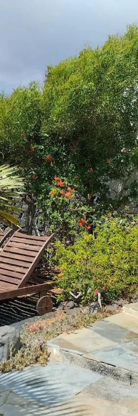 Beautiful small bungalow, amazing views and garden，位于法马拉的酒店
