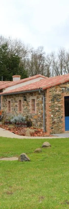 Maison de charme à Mouzillon - Jardin et terrasse accueillante，位于Mouzillon的酒店