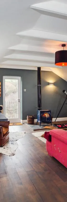 Black Mountains Stylish Hideaway, nr Crickhowell，位于Llanbedr的酒店