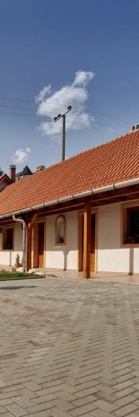 Nyitott Kapu Vendégház，位于上塔尔卡尼的酒店