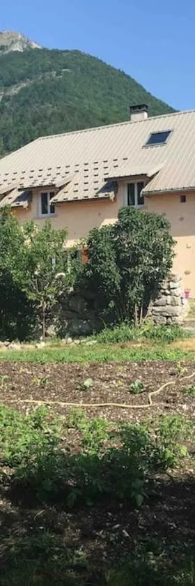 Très Grand Gîte équipé à la montagne，位于Le Glaizil的酒店