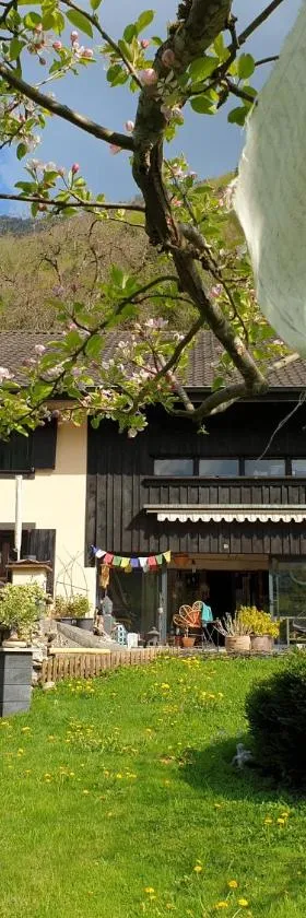 Agréable chambre d'hôtes, au calme, dans la nature，位于Roches的酒店